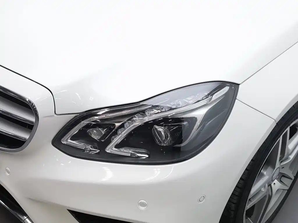 صورة 7 - Mercedes-Benz E-Class