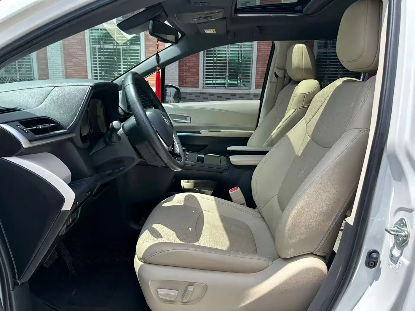 Toyota Sienna 2021 2.5L Hybrid Premium Edition фото 4