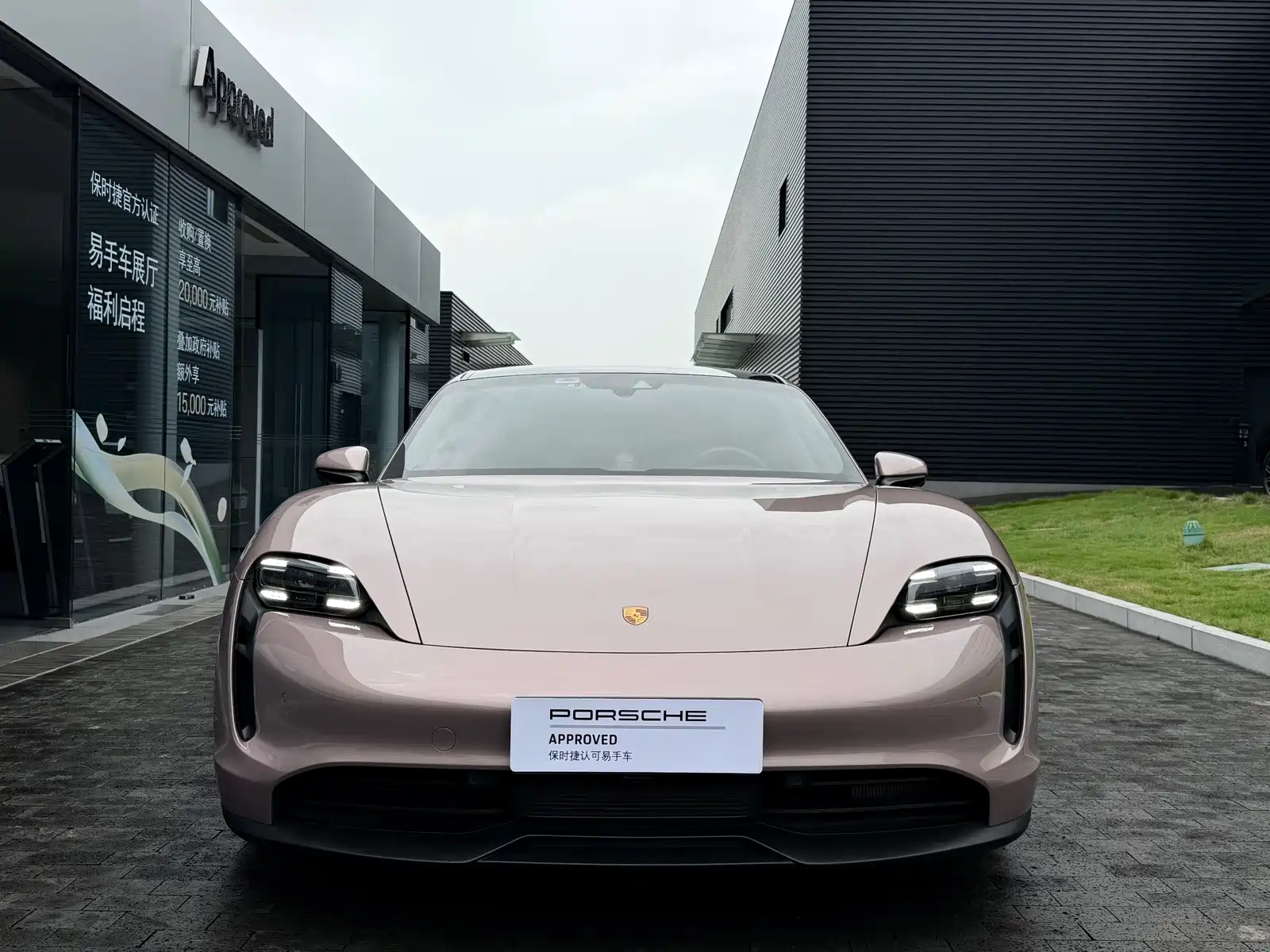 Фото 3 - Porsche Taycan