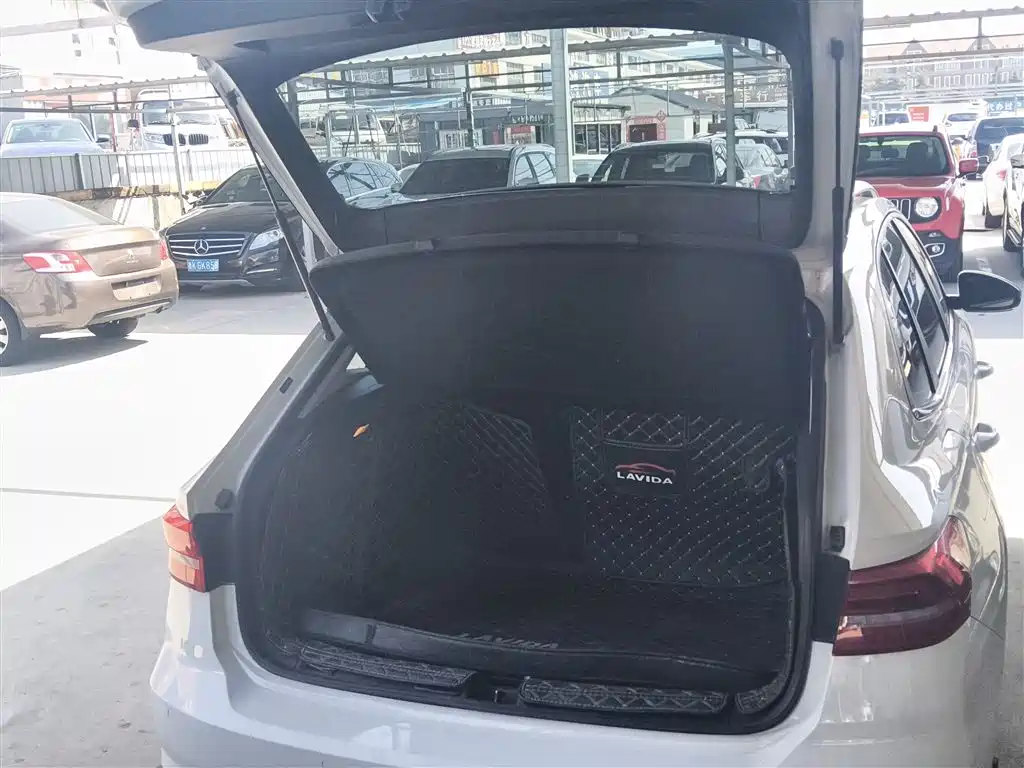 Volkswagen Lavida 2018 Hatchback 200TSI DSG Comfort Edition China V фото 15