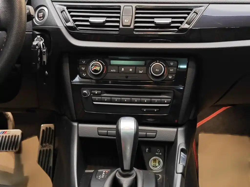 BMW X1 2013 sDrive18i Sport Design Package фото 17