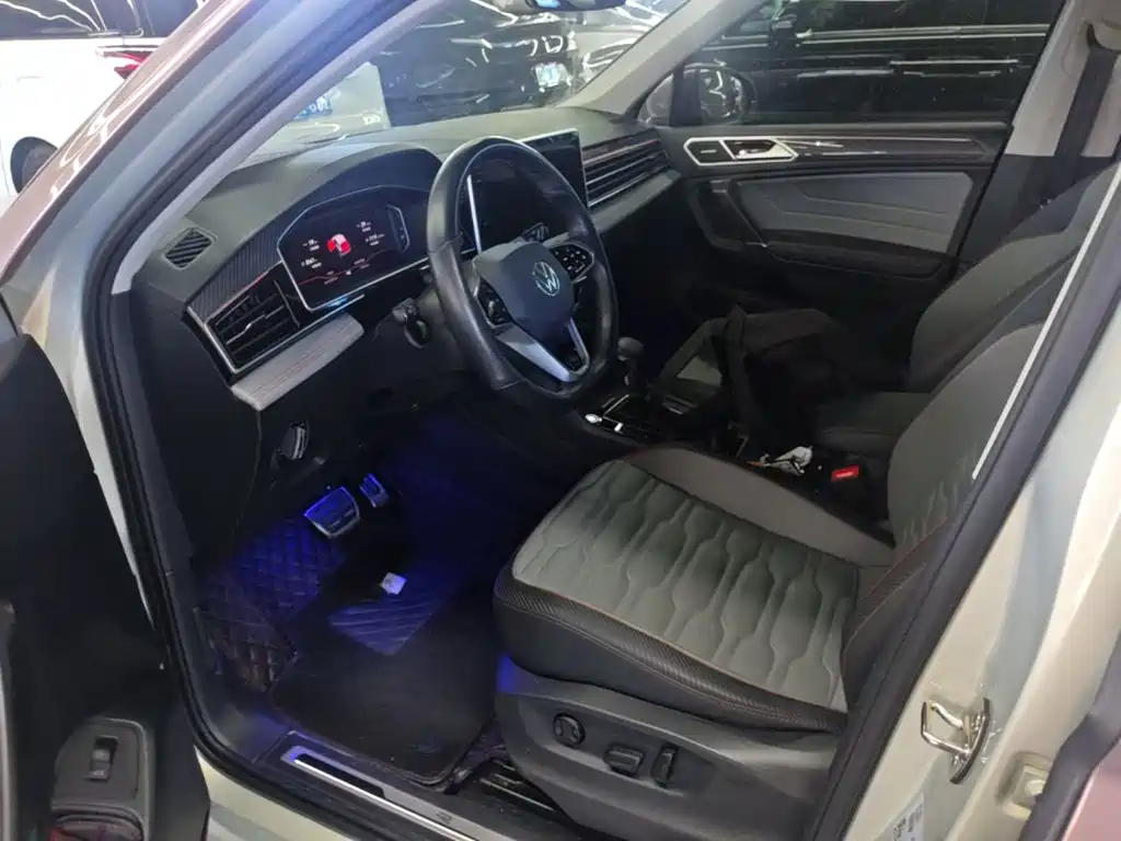 Photo 10 - Volkswagen Tiguan L