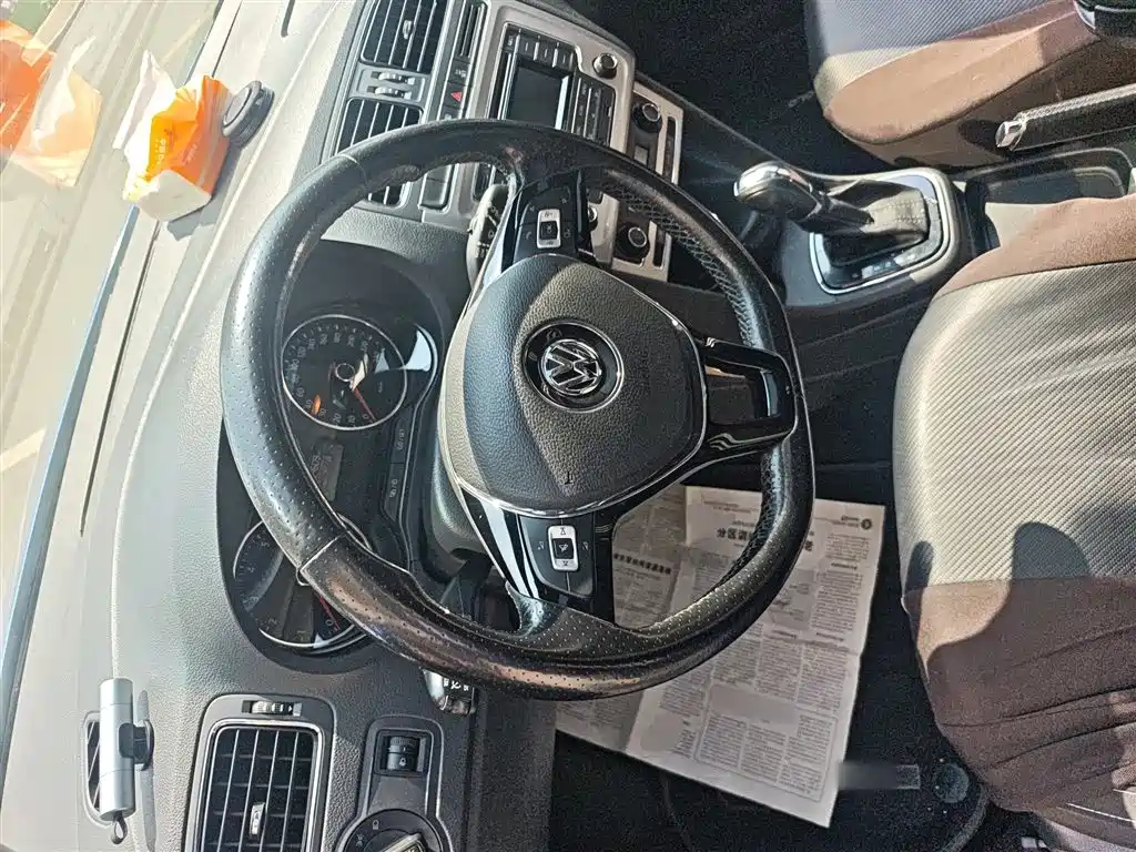 Volkswagen Polo 2014 1.6L Cross Polo Automatic фото 3