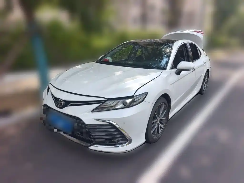 Фото 2 - Toyota Camry