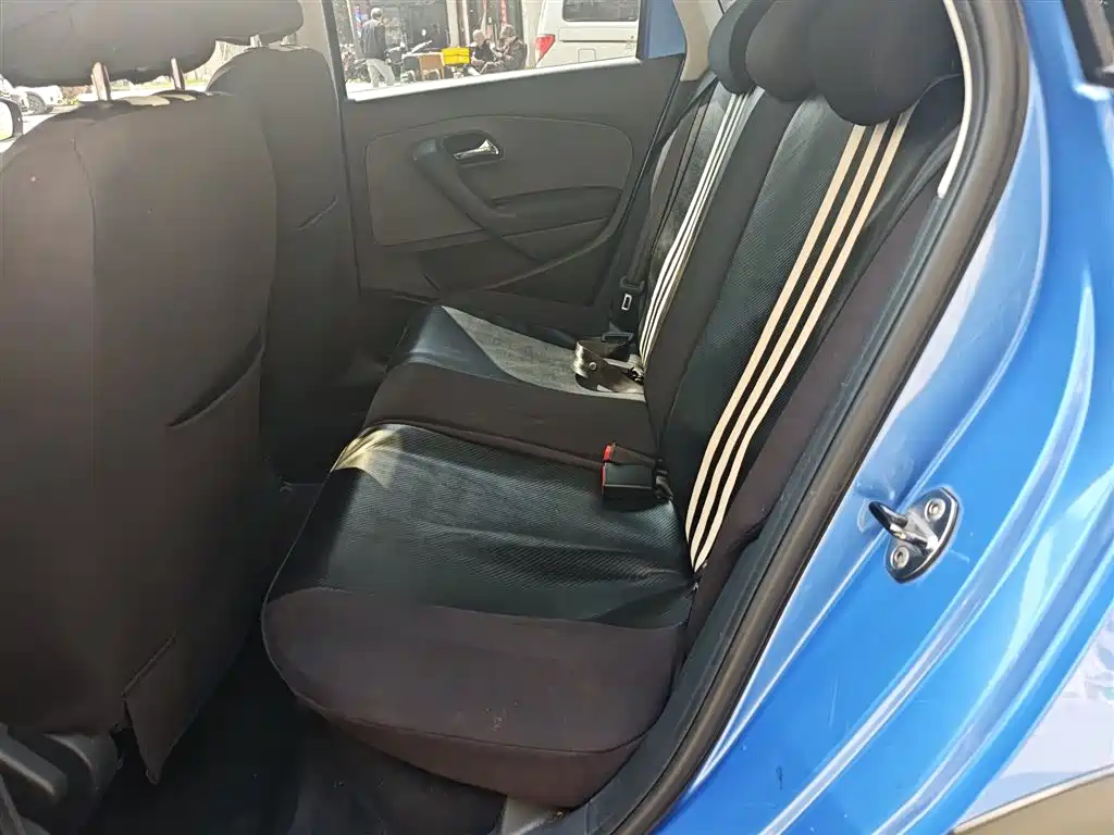 Volkswagen Polo 2014 1.6L Cross Polo Automatic фото 15