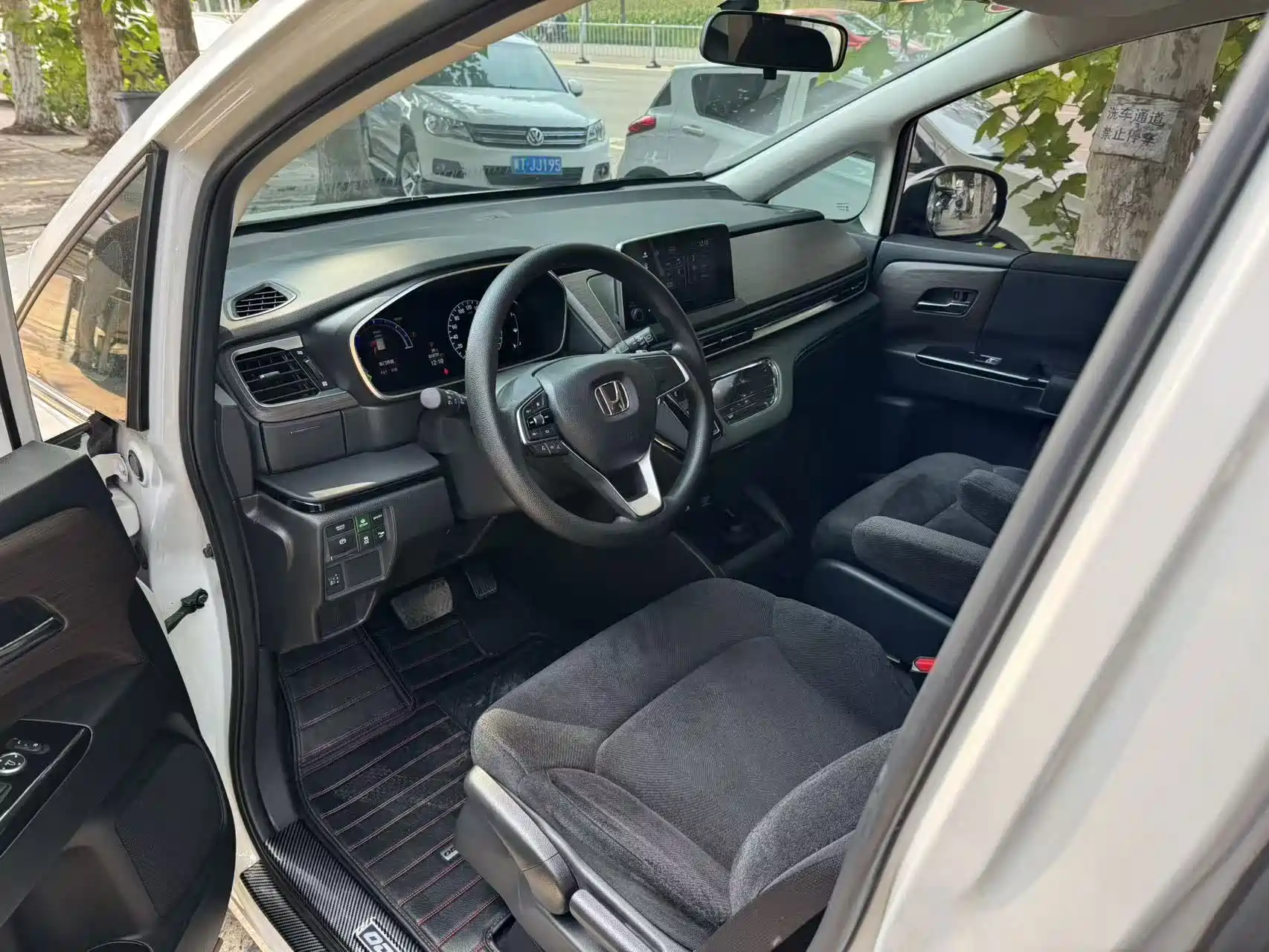 Photo 2 - Honda Odyssey