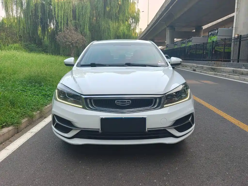 Фото 2 - Geely Emgrand