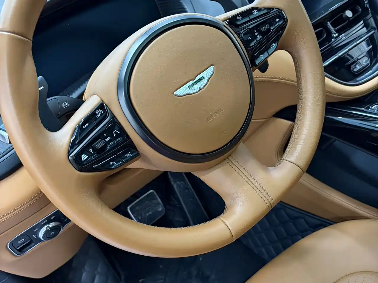 Aston Martin DBX 2021 2021 4.0T V8 Realm of Simplicity