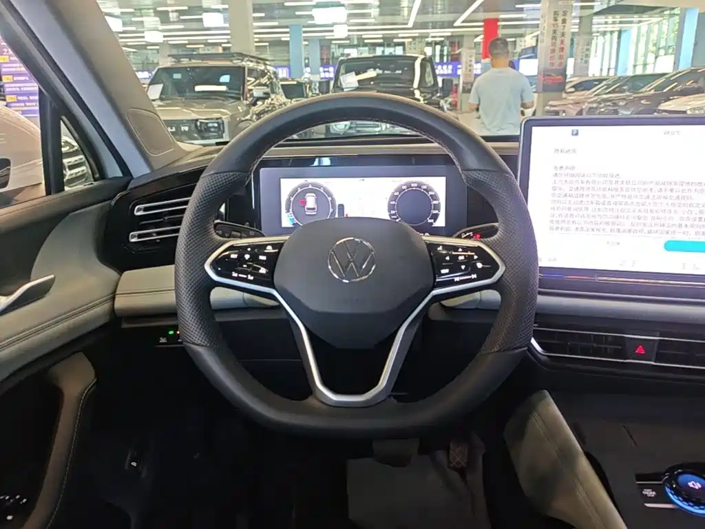 Photo 11 - Volkswagen Tiguan L