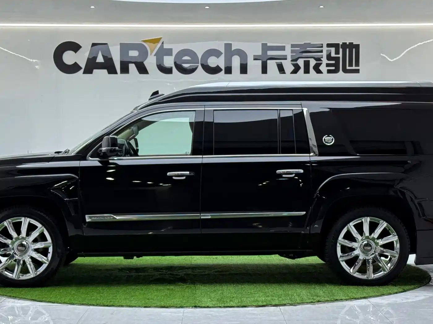 Cadillac Escalade 2017 6.2L ESV Platinum Extended фото 3