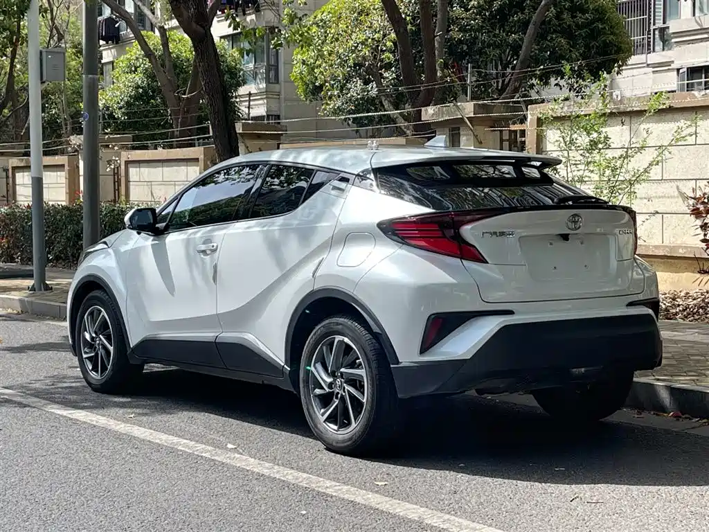 Toyota C-HR 2021 2.0L Luxury Edition фото 6