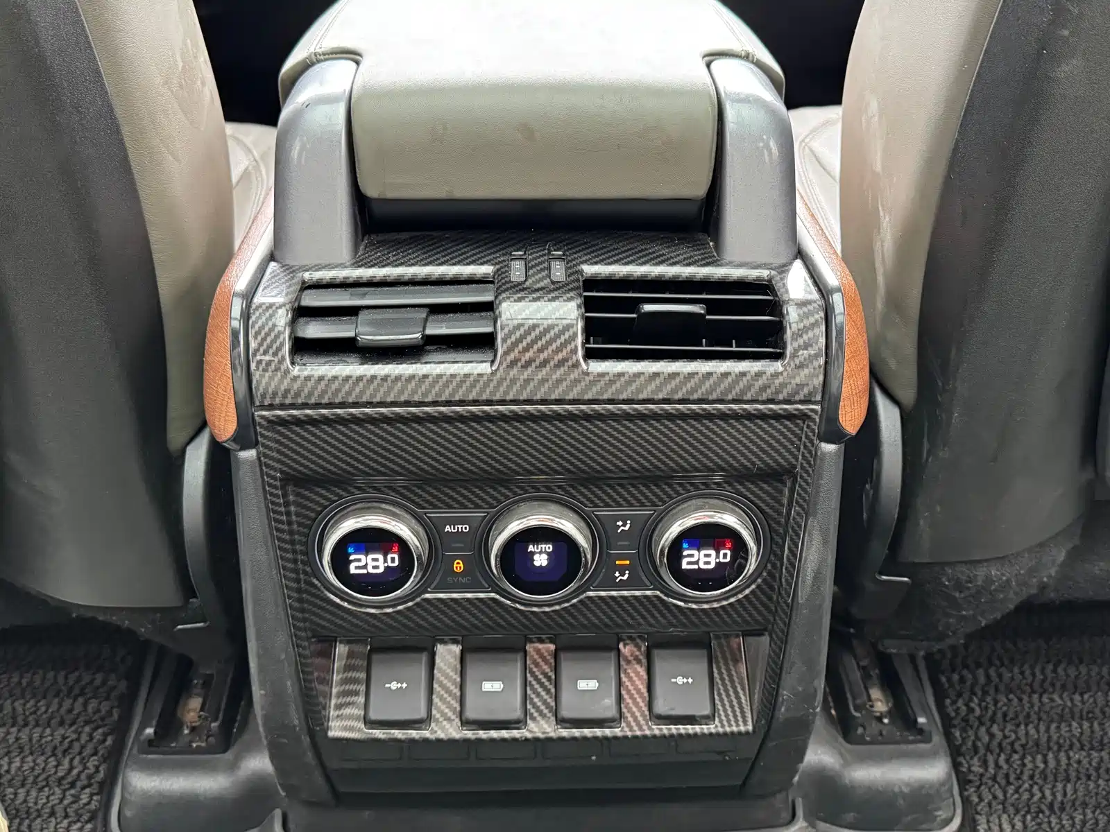 Photo 13 - Land Rover Defender