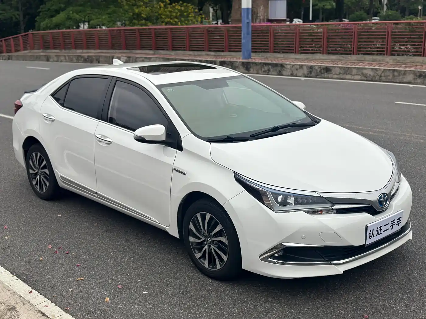 Toyota Corolla 2016 Dual Hybrid 1.8L E-CVT Elite Edition фото 4