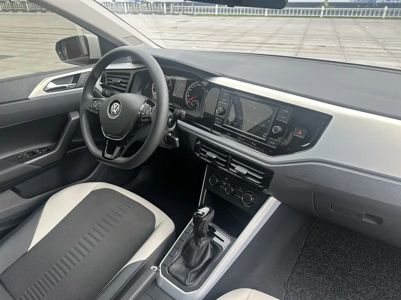 VOLKSWAGEN POLO