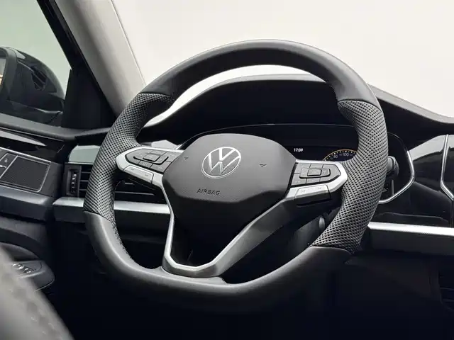 Volkswagen Passat 2025 Outstanding 330TSI Starlight Elite Edition фото 12