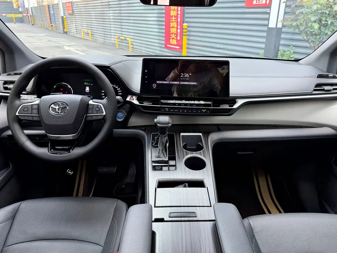Toyota Granvia 2022 2.5L Hybrid Noble Edition фото 8