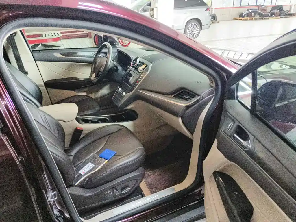 Фото 13 - Lincoln MKC