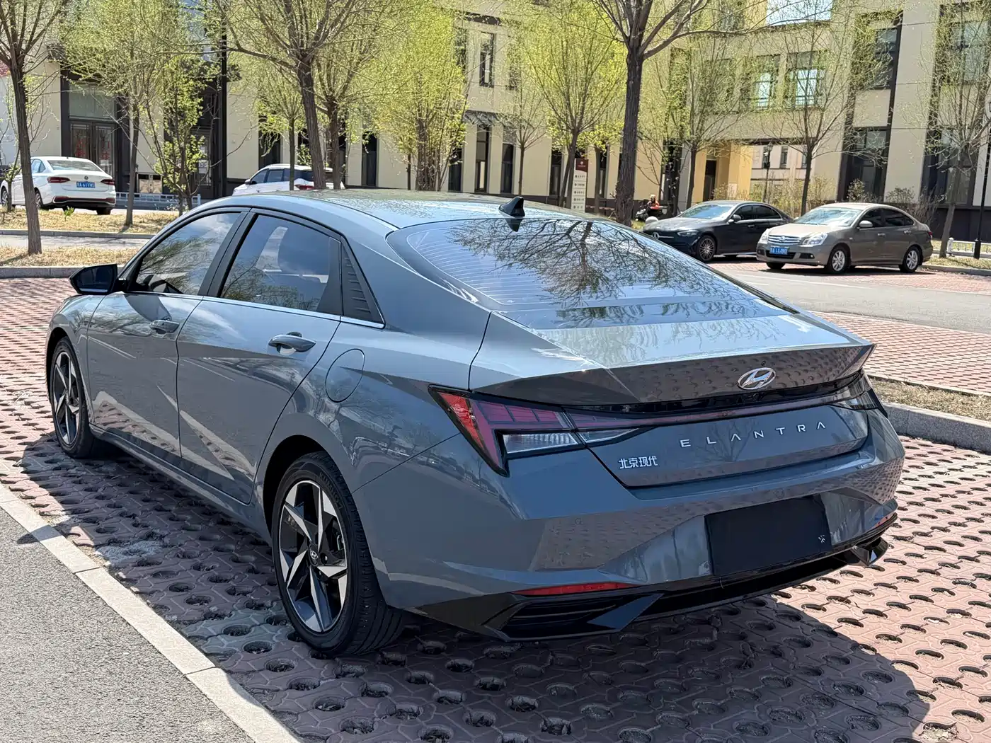 Hyundai Elantra 2022 1.5L CVT LUX Premium Edition фото 4
