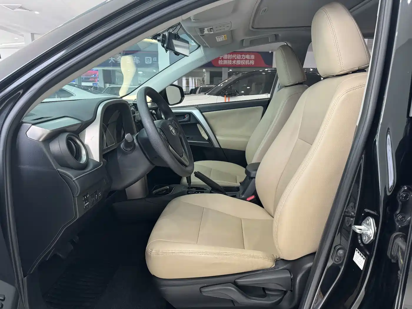 Toyota RAV4 Rongfang 2016 2.0L CVT 2WD Trend (China V) фото 8