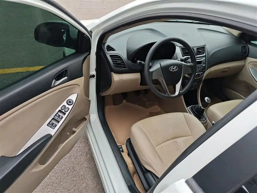 Hyundai Verna 2014 1.4L Manual Smart GLS фото 16
