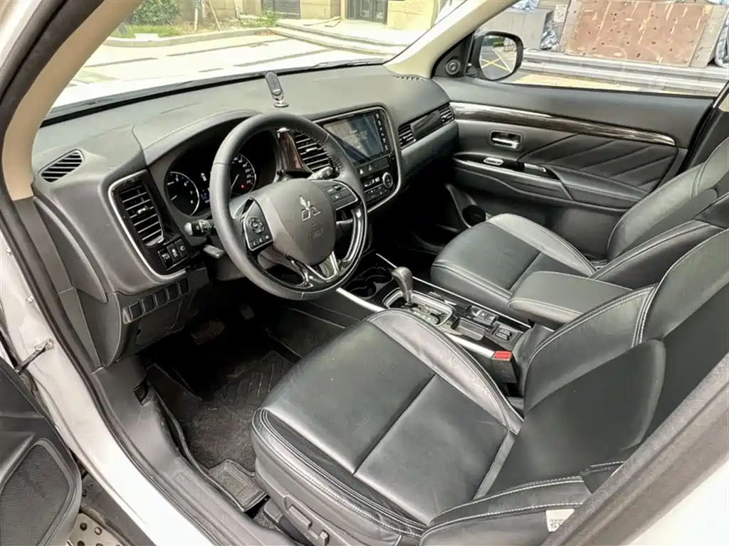 MITSUBISHI OUTLANDER