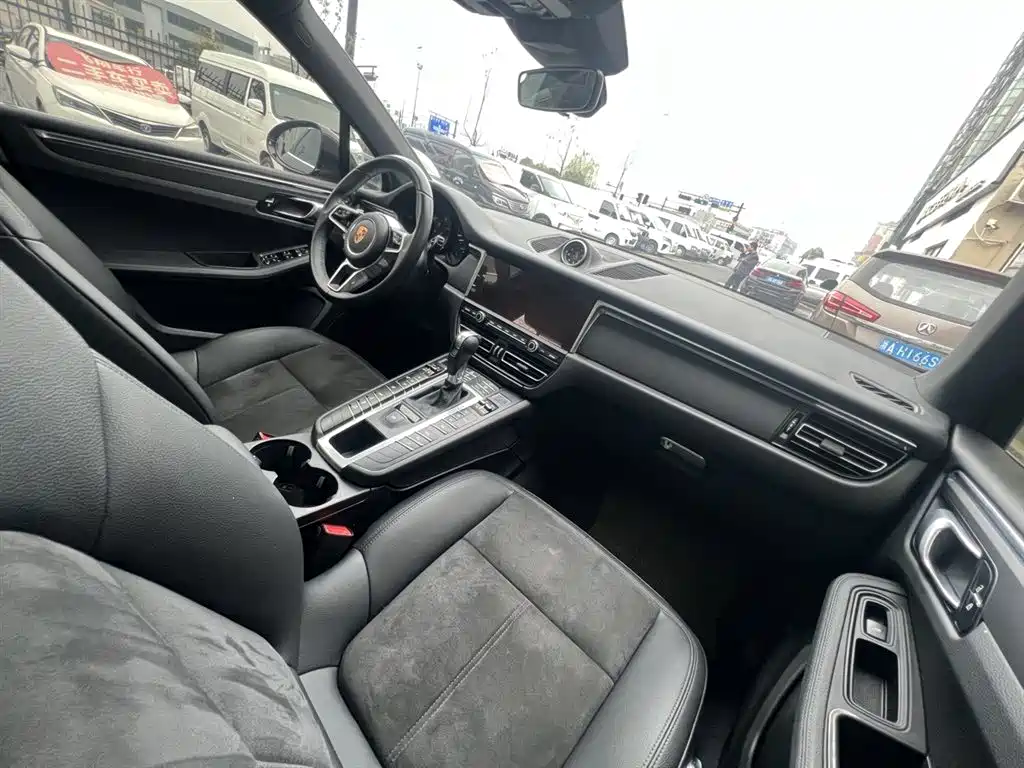 PORSCHE MACAN