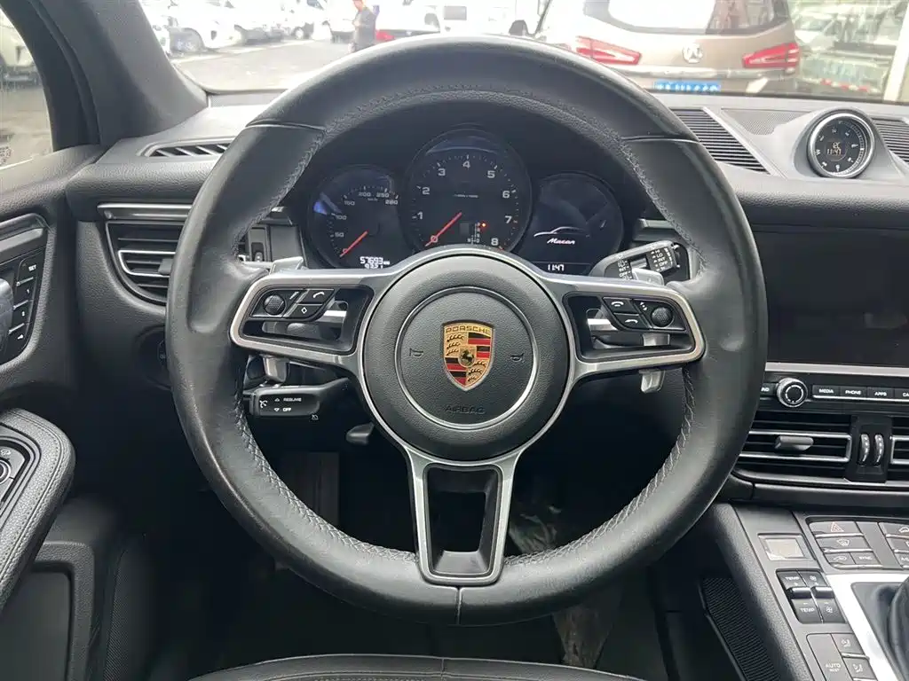 PORSCHE MACAN