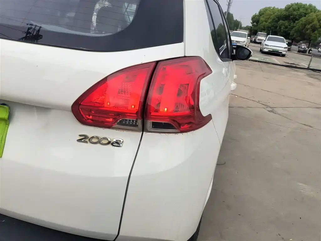 Peugeot 2008 2014 1.6L Automatic Trend Edition фото 8