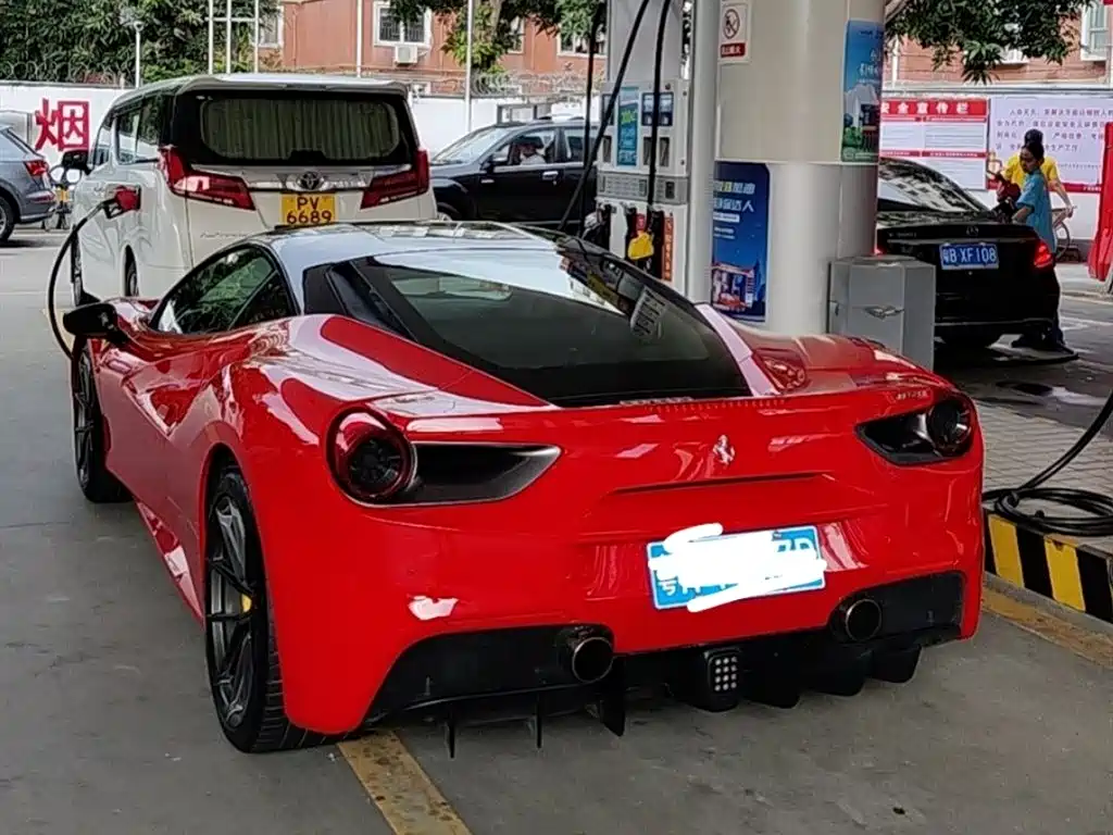 FERRARI 488