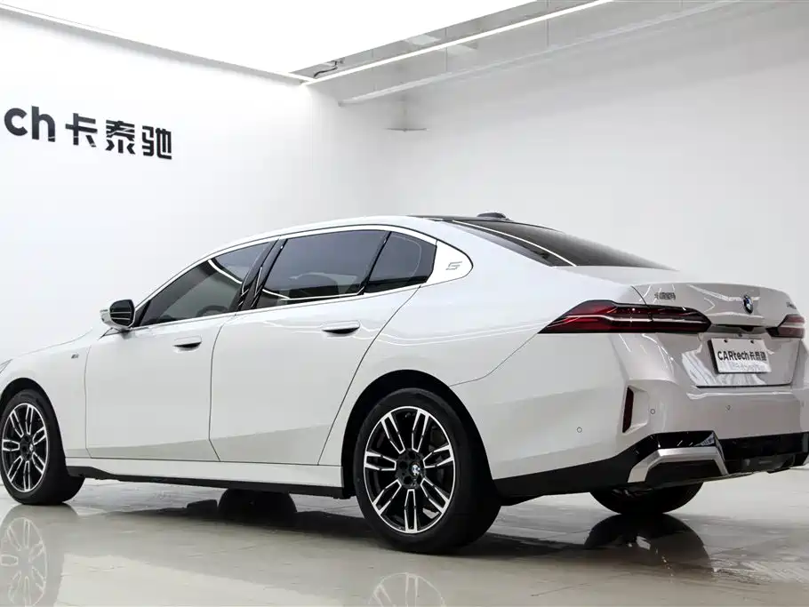 BMW 5 Series 2024 530Li Leading M Sport Package фото 6