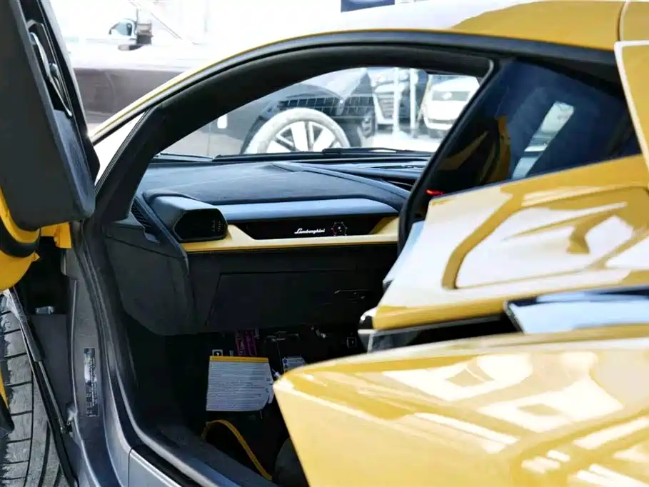 LAMBORGHINI REVUELTO