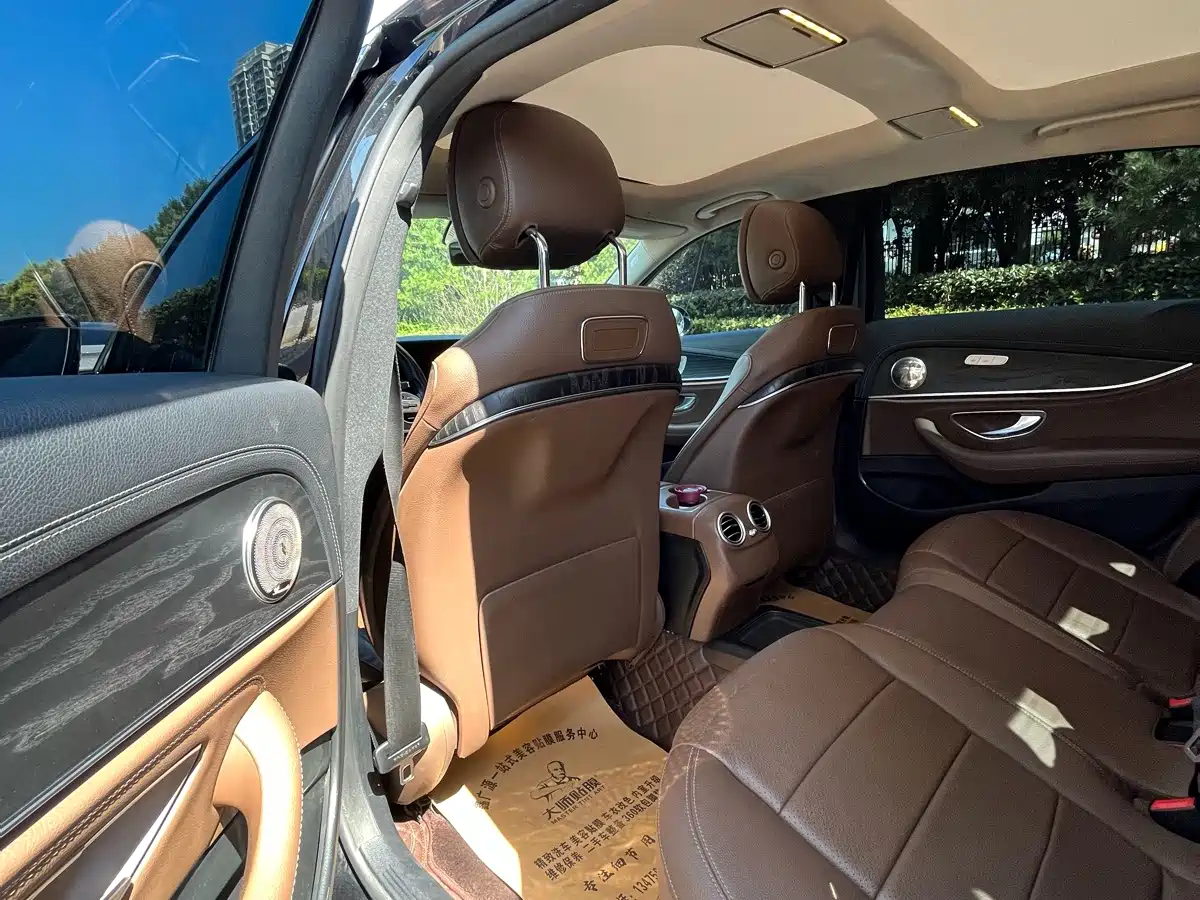 Photo 5 - Mercedes-Benz E-Class