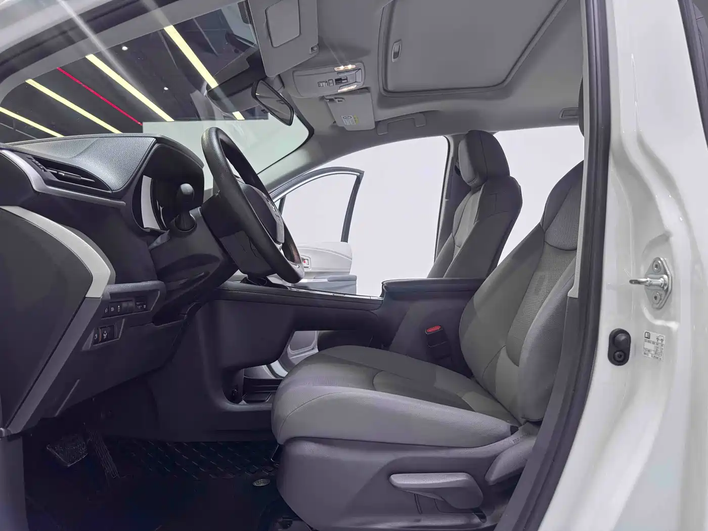 Photo 5 - Toyota Granvia