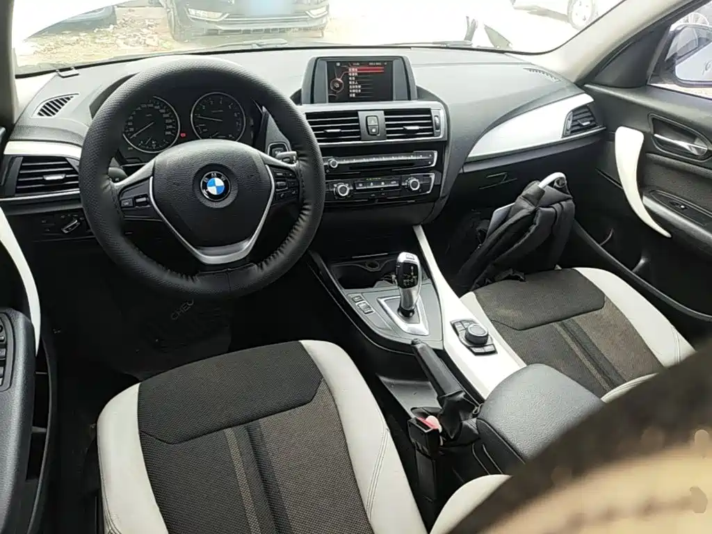 Photo 6 - BMW 1 Series (Import)
