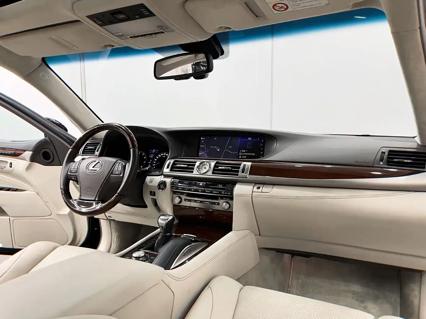 Фото 17 - Lexus LS