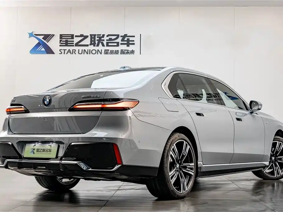 BMW I7