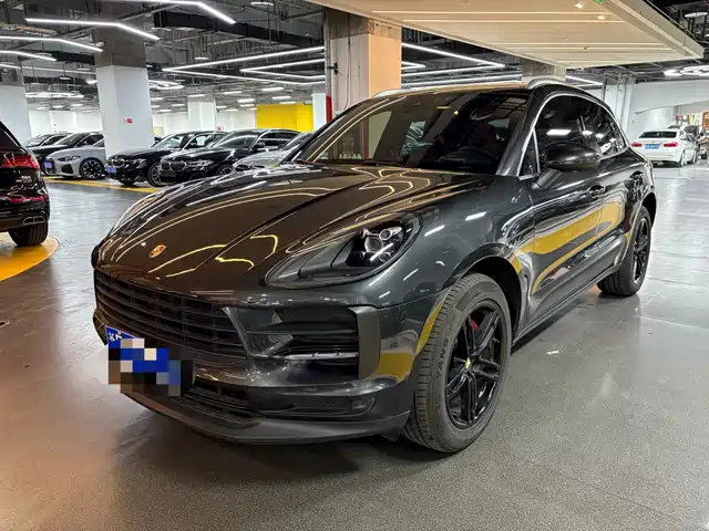 PORSCHE MACAN