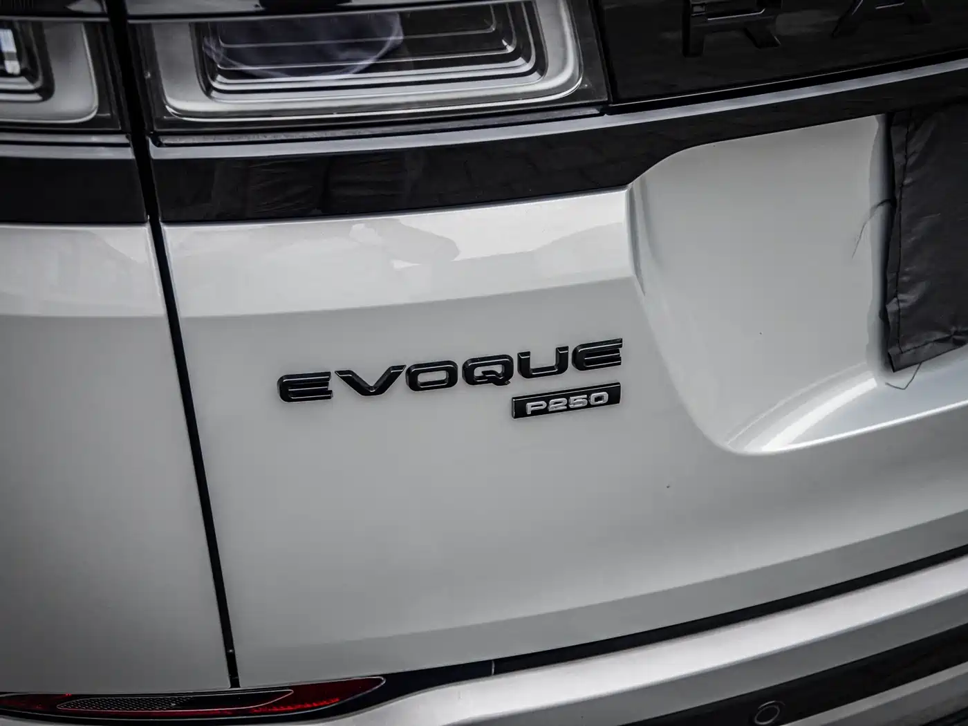 Land Rover Range Rover Evoque 2023 Range Rover Evoque L 249PS Corinthian Bronze Special Edition фото 12