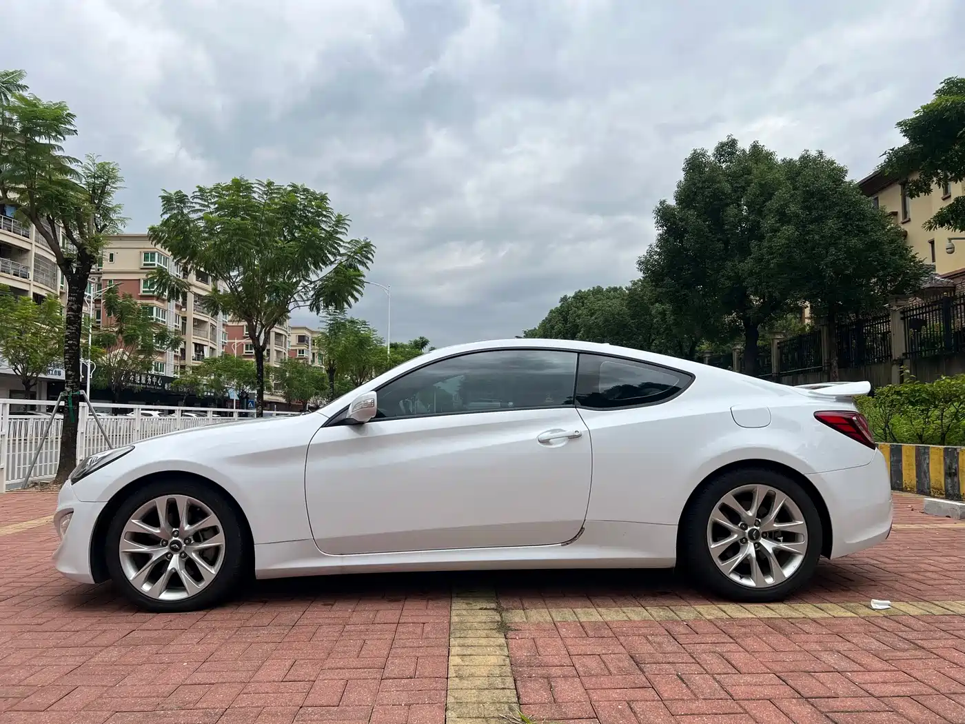 Hyundai Genesis Coupe 2015 2012 2.0T Automatic Luxury Edition