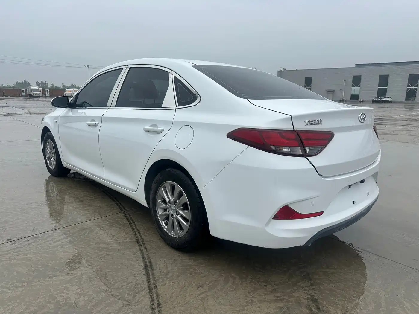 Hyundai Elantra 2017 1.6L Manual GLS Value Edition фото 12