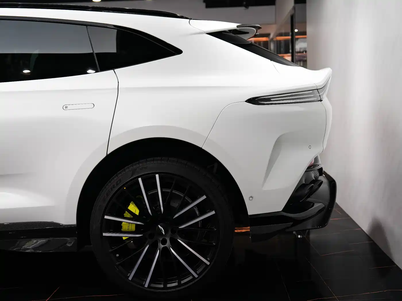 Aston Martin DBX 2023 2023 Model 4.0T V8 707