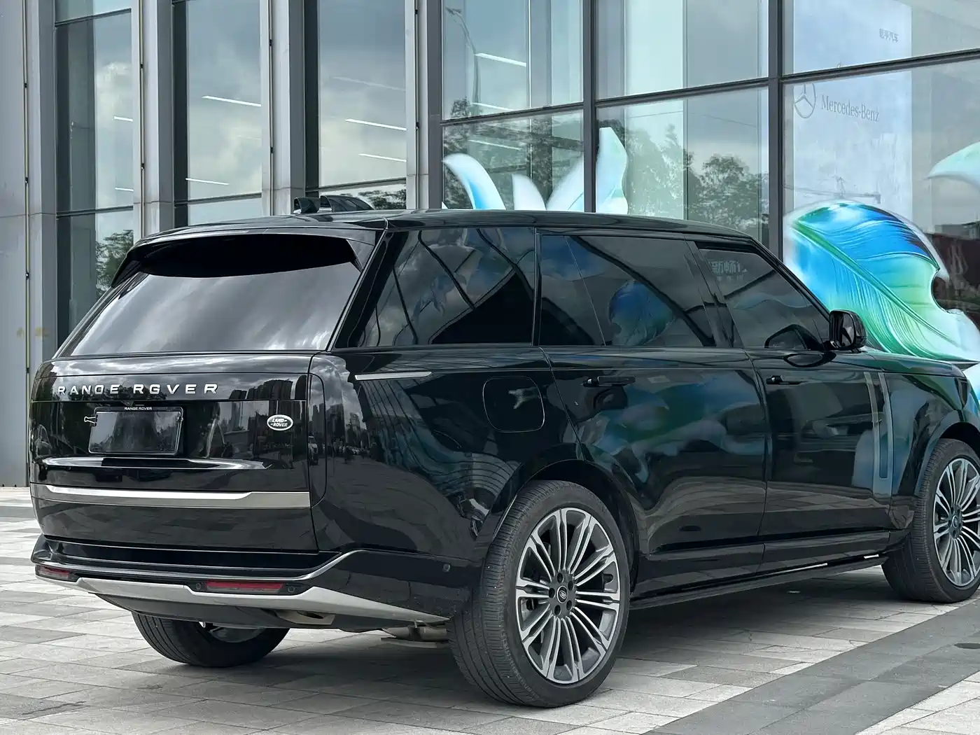 Land Rover Range Rover 2025 3.0 L6 400PS Flourishing Era Extended Wheelbase фото 5
