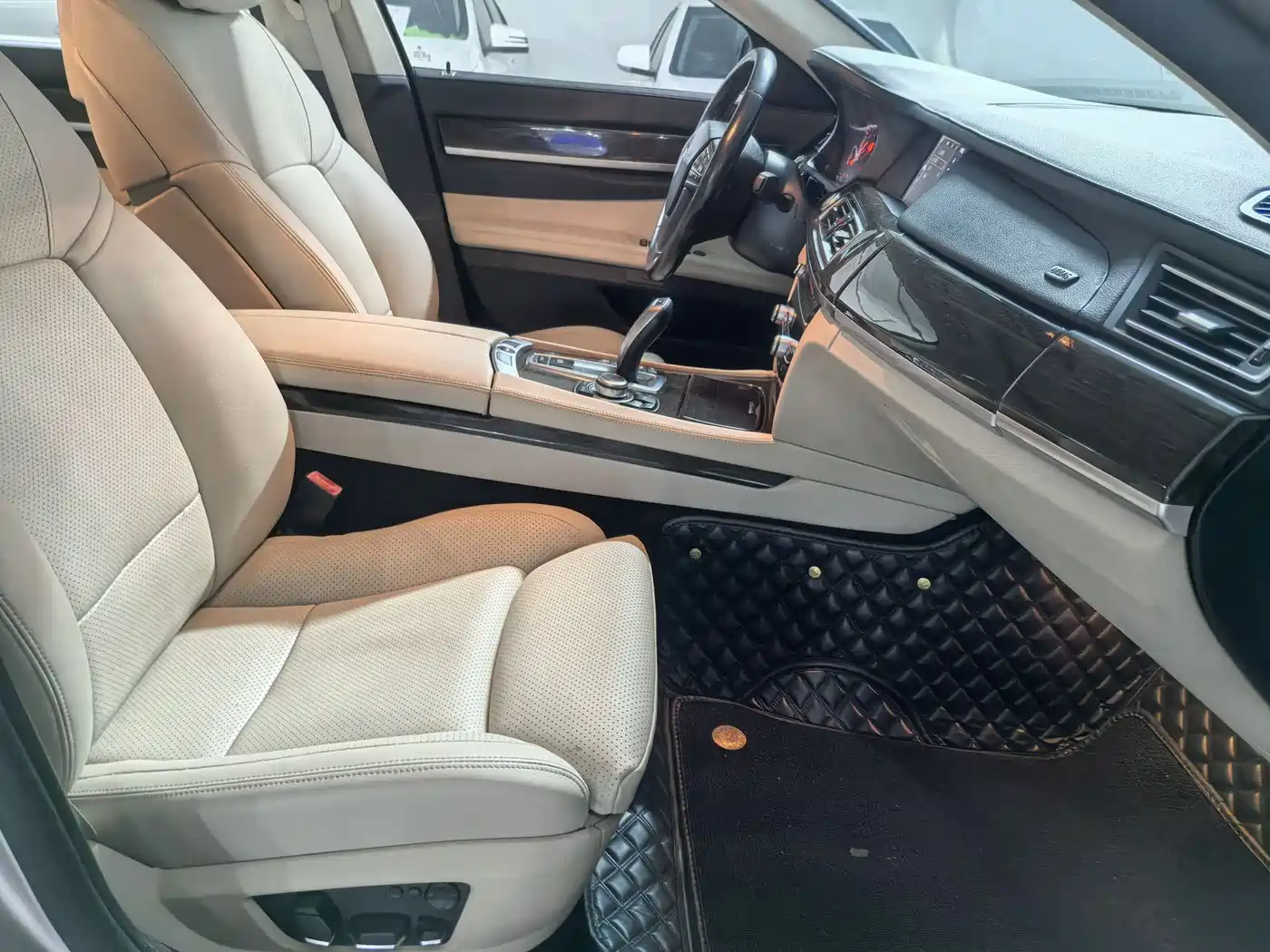 BMW 7 Series 2009 730Li Luxury фото 9