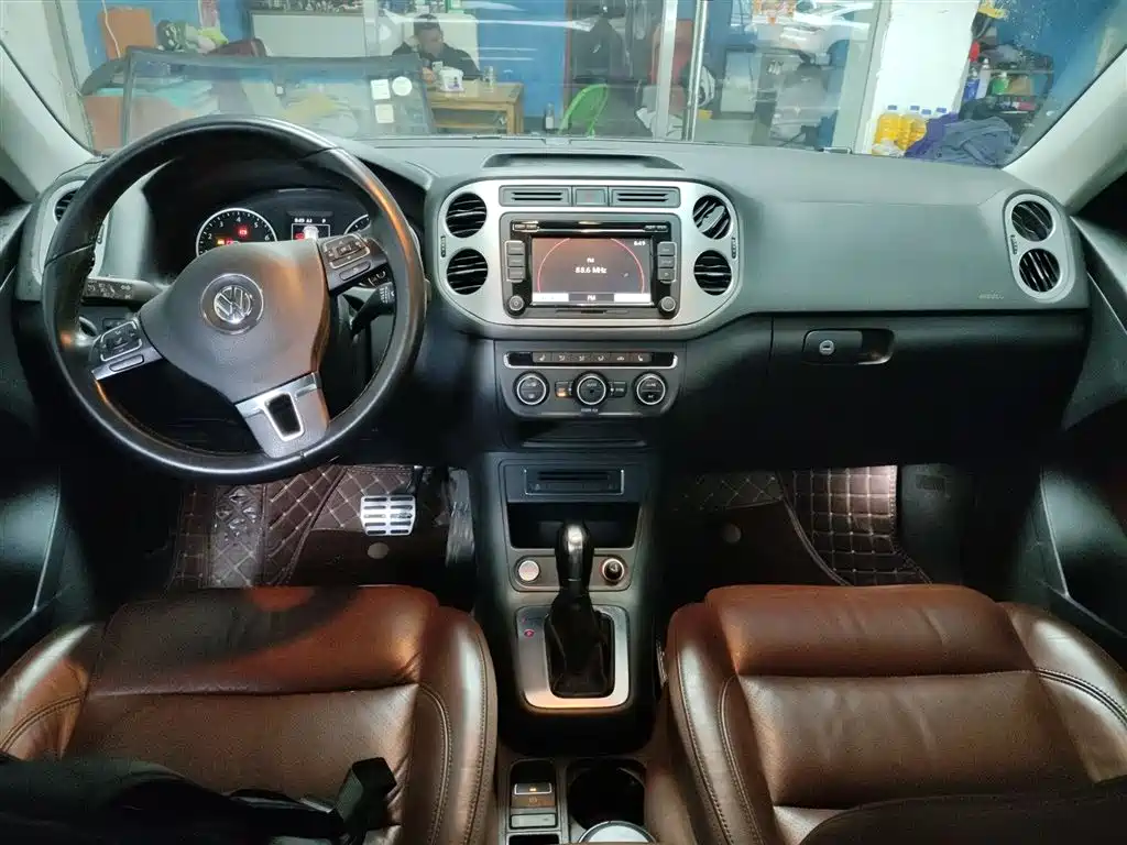 VOLKSWAGEN TIGUAN