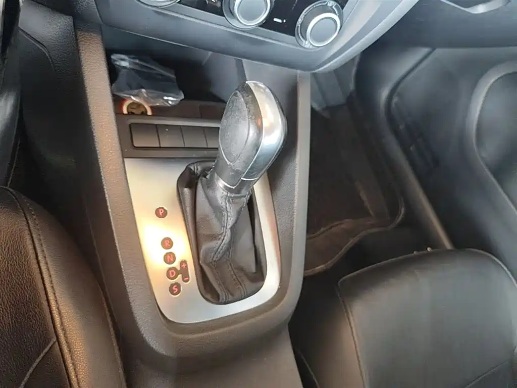 Volkswagen Sagitar 2014 Facelift 1.6L Automatic Comfort фото 14
