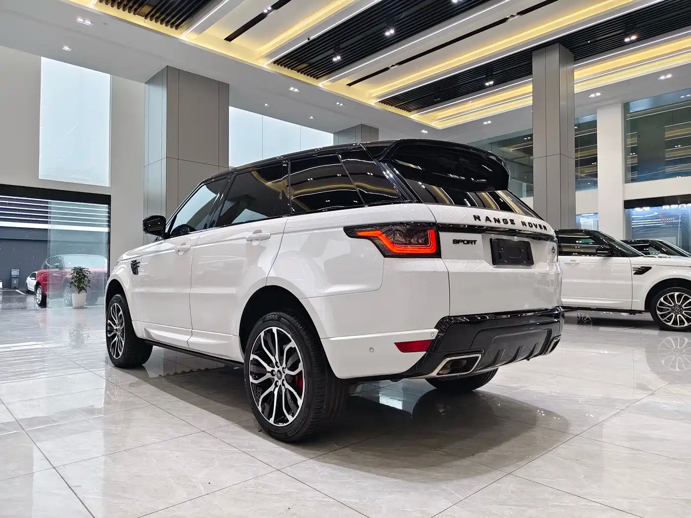 Land Rover Range Rover Sport 2021 3.0 L6 Gloss Black Edition фото 18
