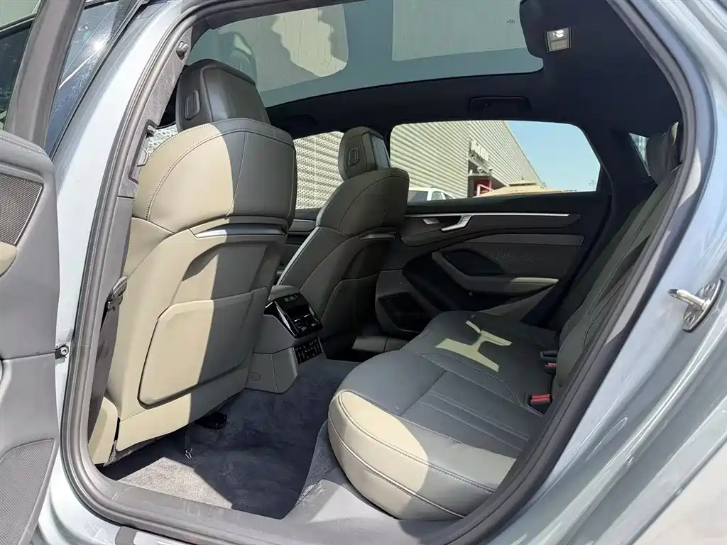 Photo 13 - Audi A6L