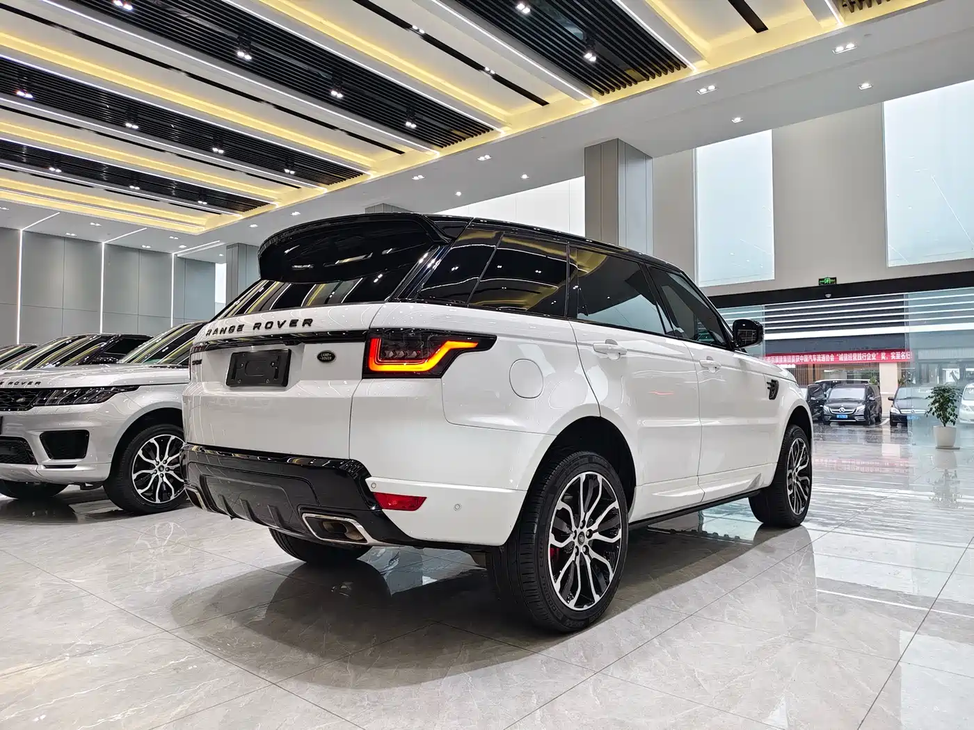 Land Rover Range Rover Sport 2021 3.0 L6 Gloss Black Edition фото 20