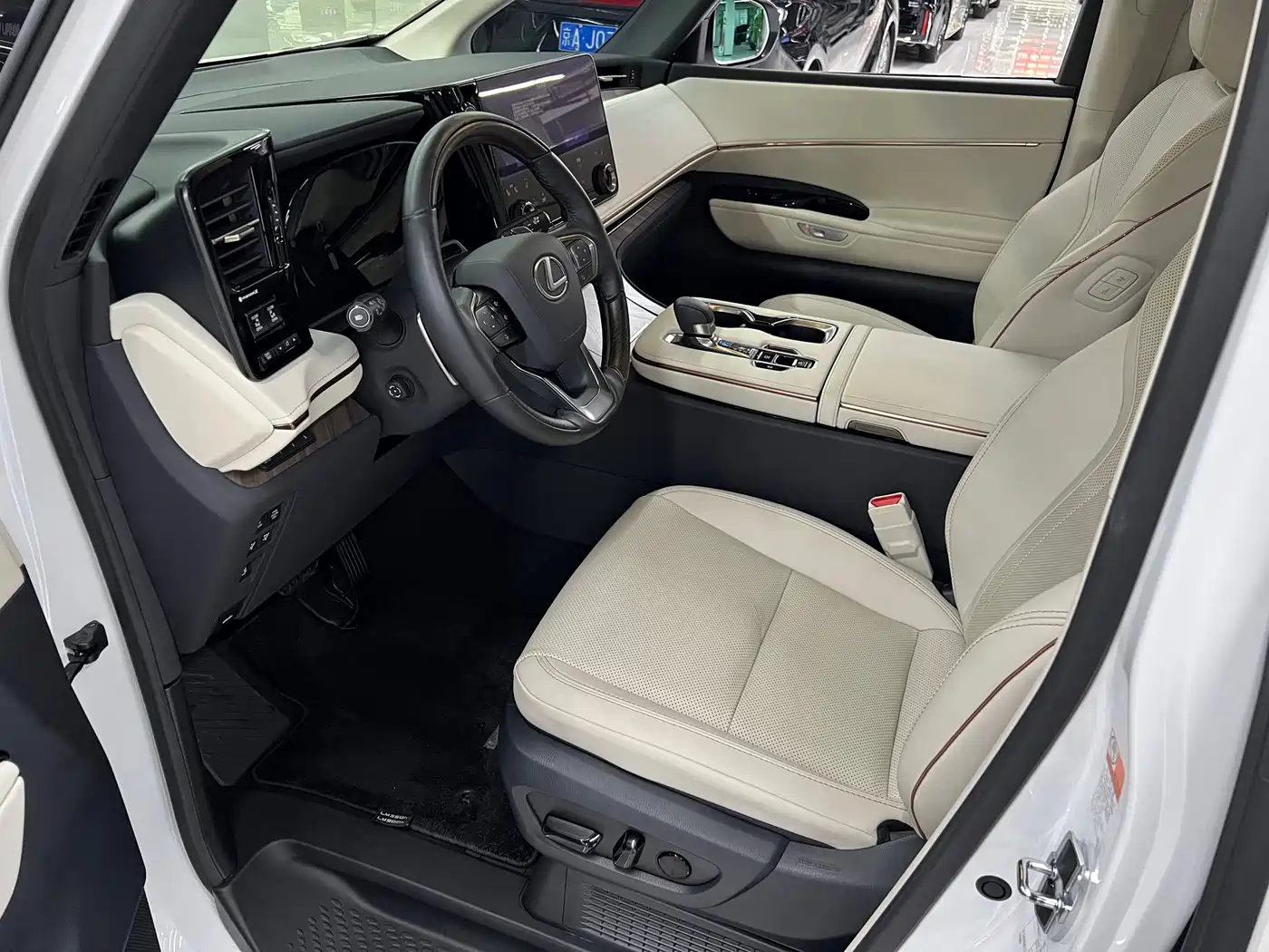 Lexus LM 2025 Model 500h Six-Seater Prestige Edition фото 23