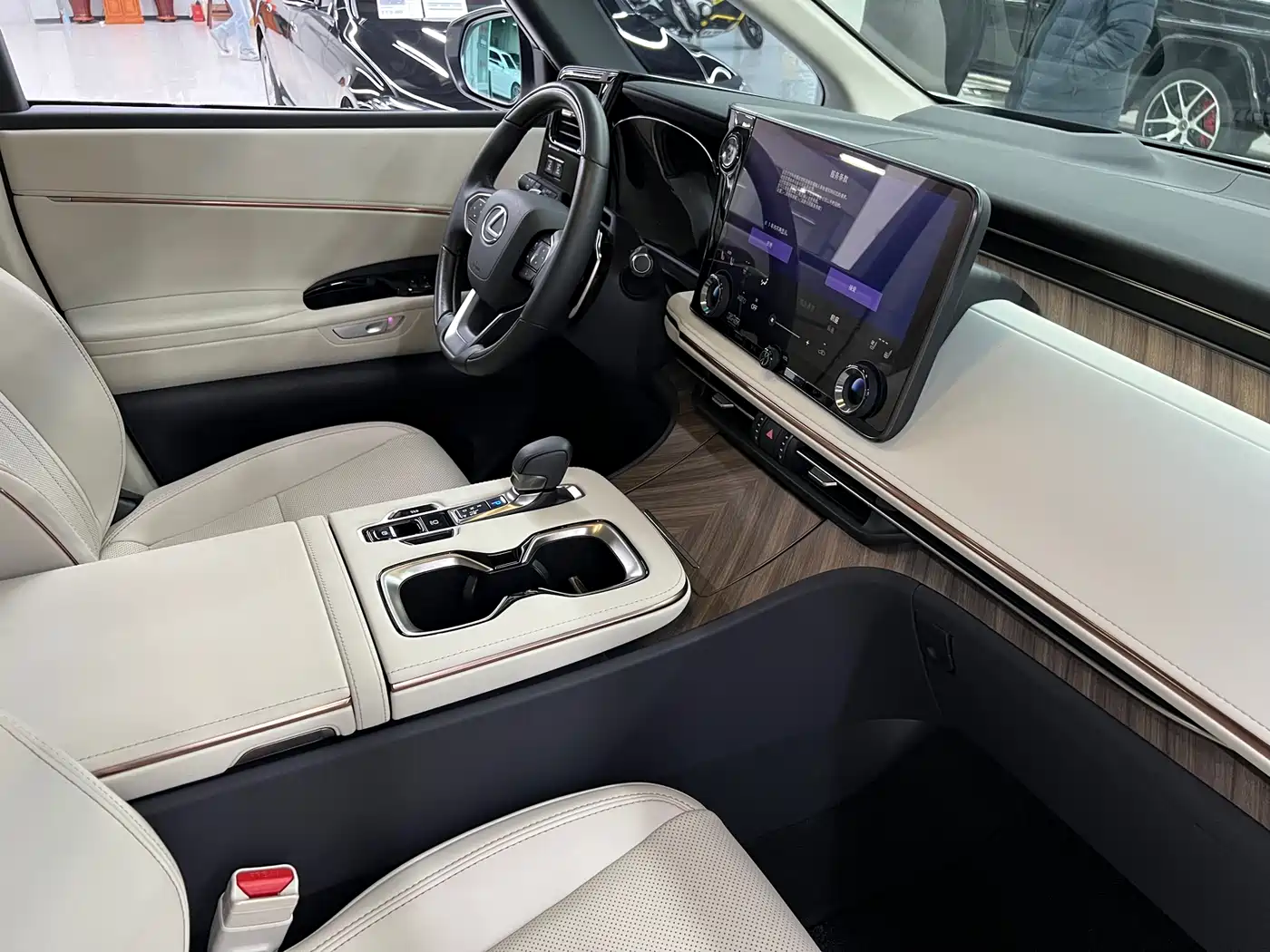 Lexus LM 2025 Model 500h Six-Seater Prestige Edition фото 21